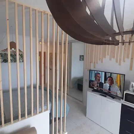 Central Studio With Sea View Balcony! شقة